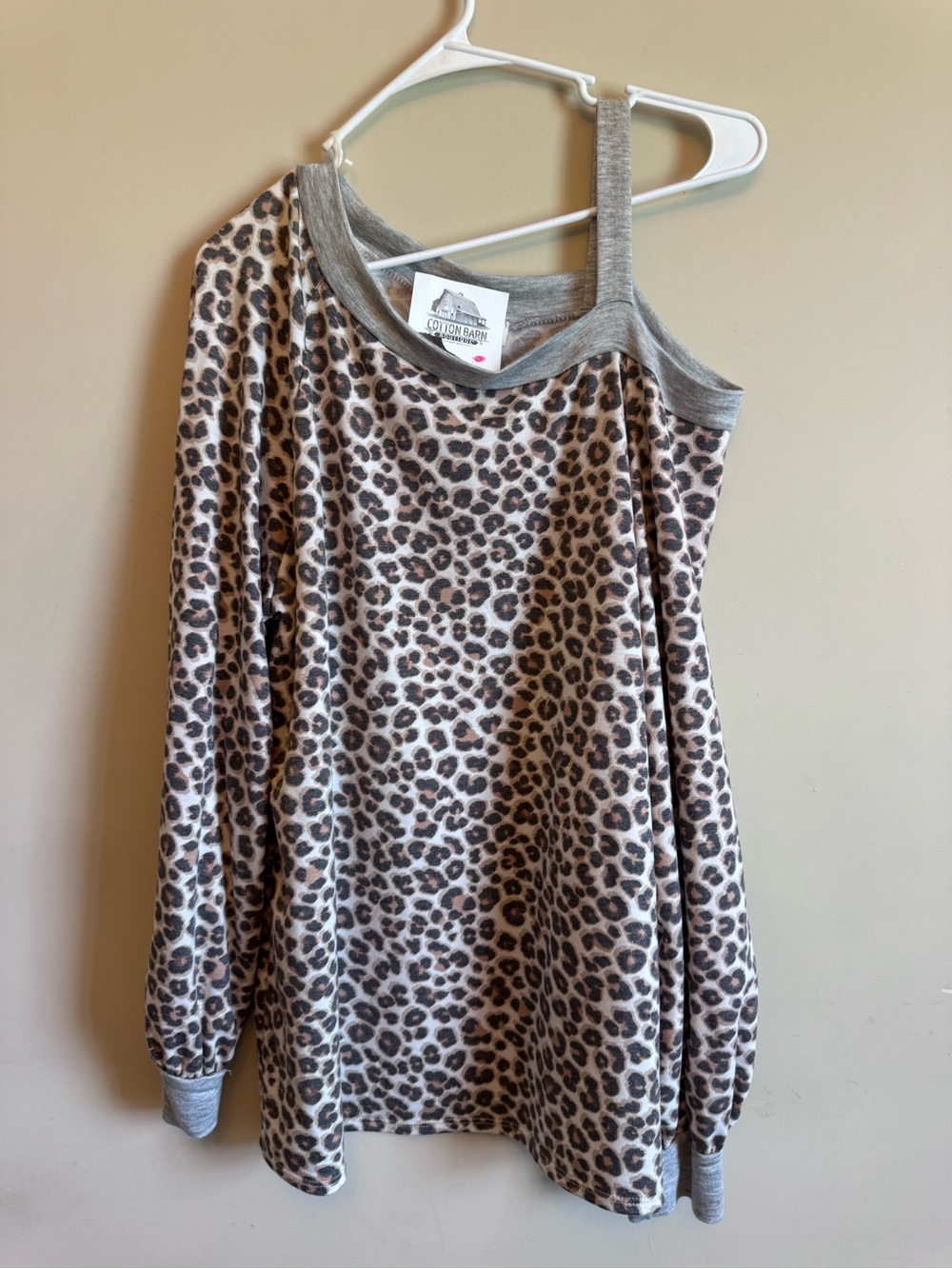 Brand new Women’s Leopard Print One-Shoulder boutique Top in Gray and Brown